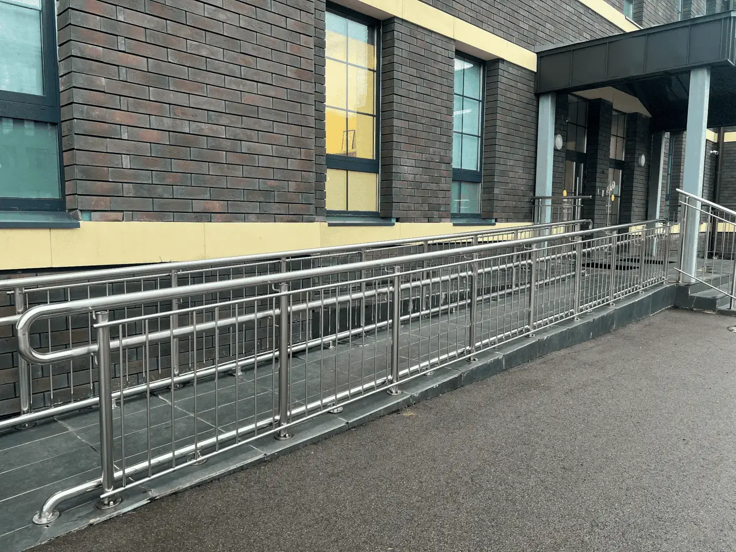 Ограждения, перила, поручни