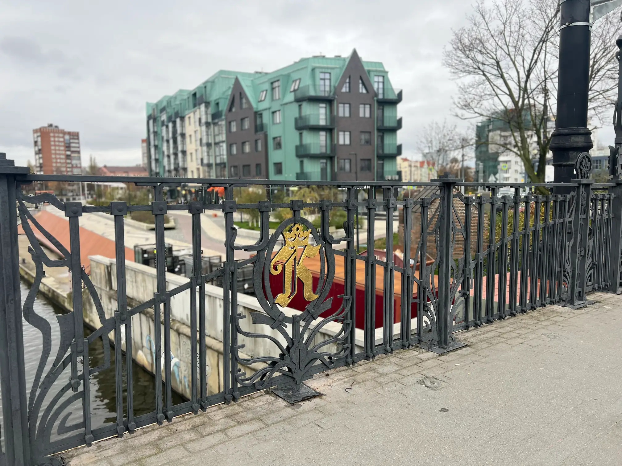 Балконные ограждения из черного металла