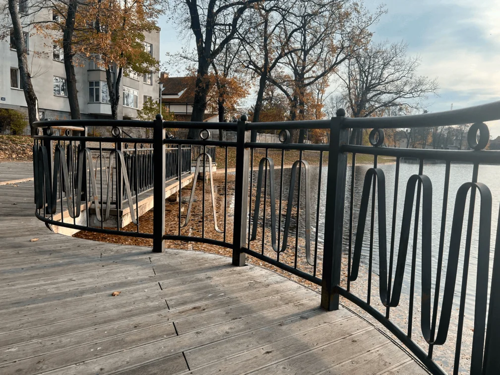 Балконные ограждения из черного металла