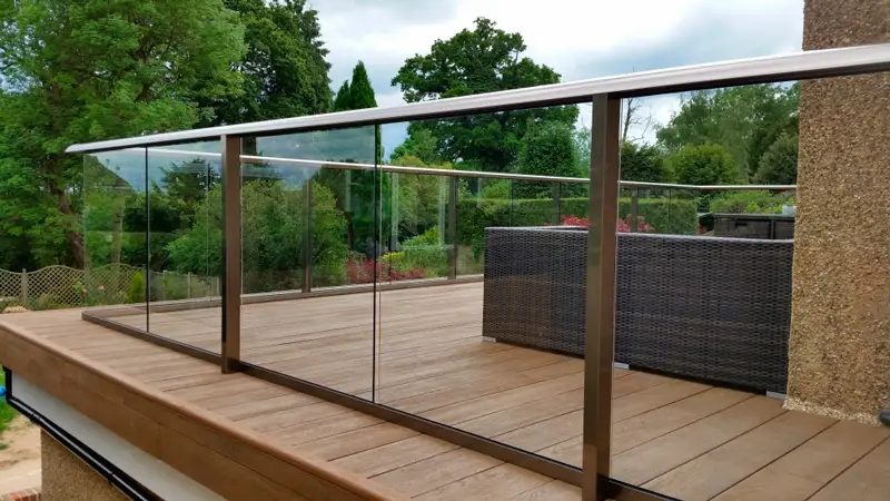 Балконные ограждения из стекла для частного дома