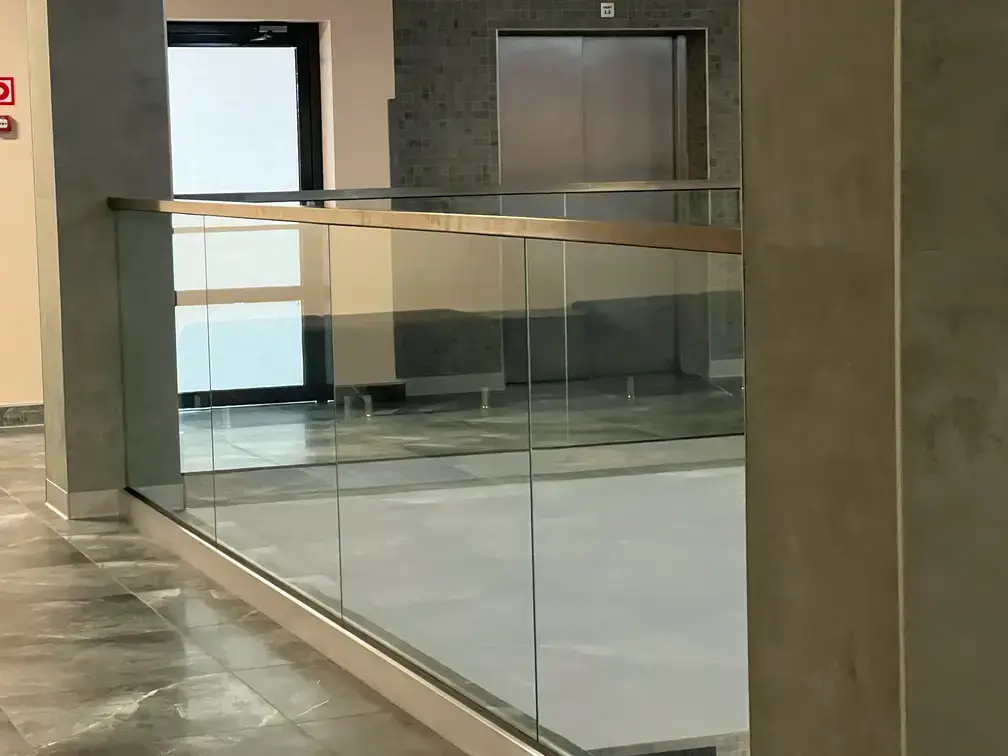 Балконные ограждения из стекла