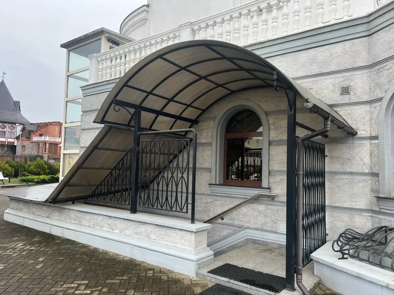 Козырьки из черного металла и стекла