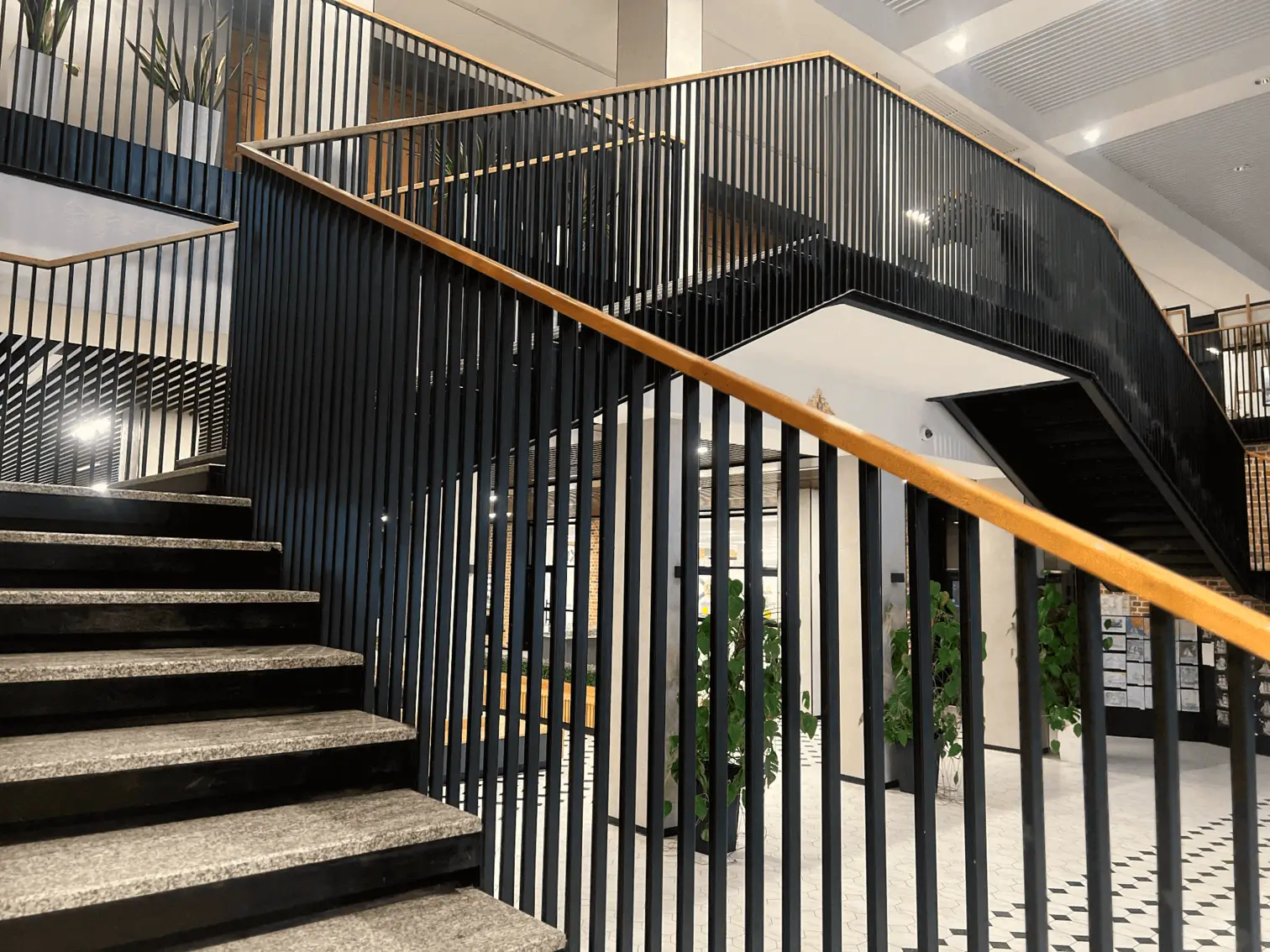 Лестничные ограждения из черного металла