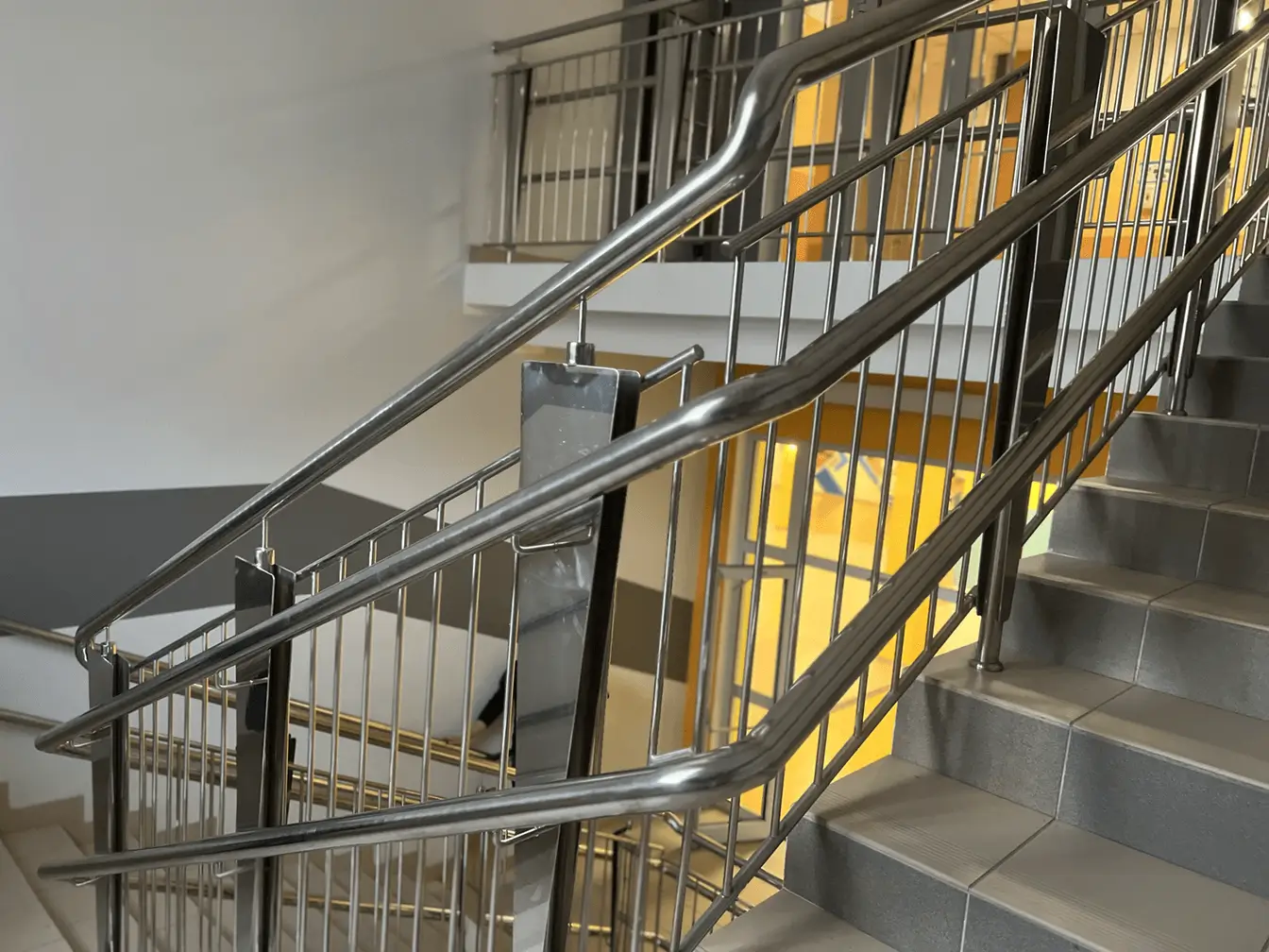 Лестничные ограждения из нержавеющей стали для школ и детсадов