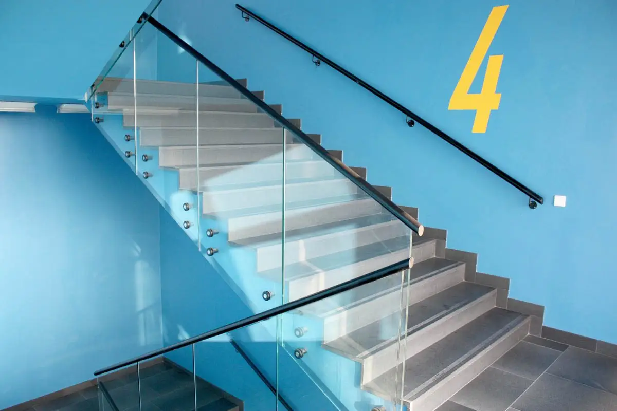 Лестничные ограждения из стекла для жилых комплексов и многоквартирных домов