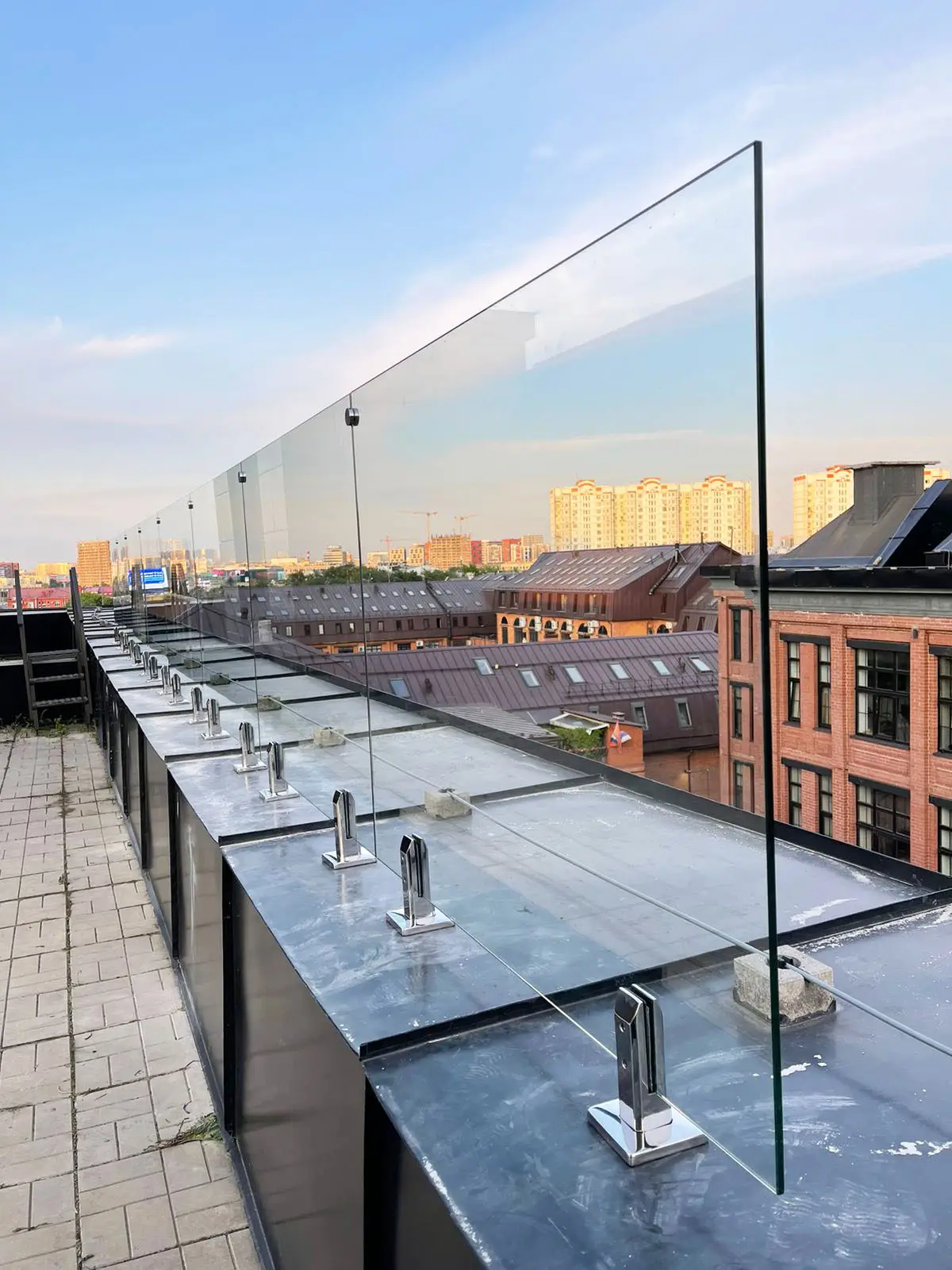 Ограждения кровли из стекла