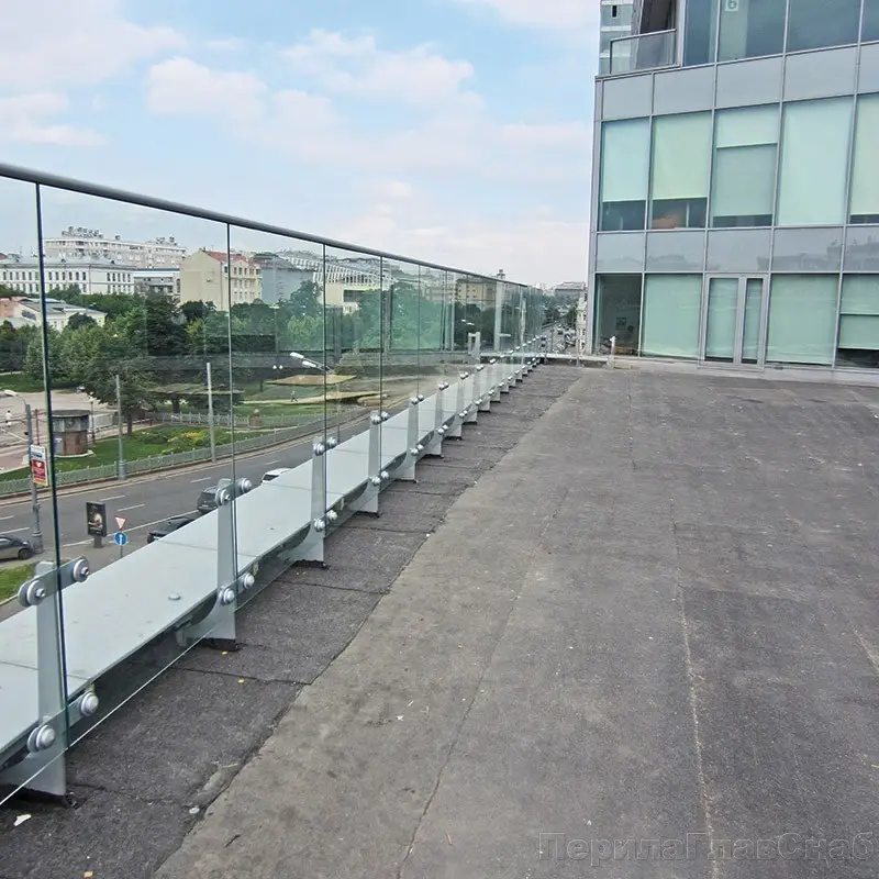 Ограждения кровли из стекла