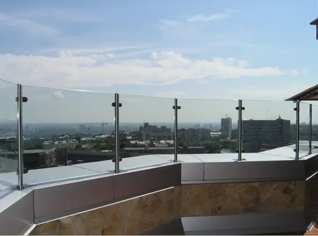 Ограждения кровли из стекла