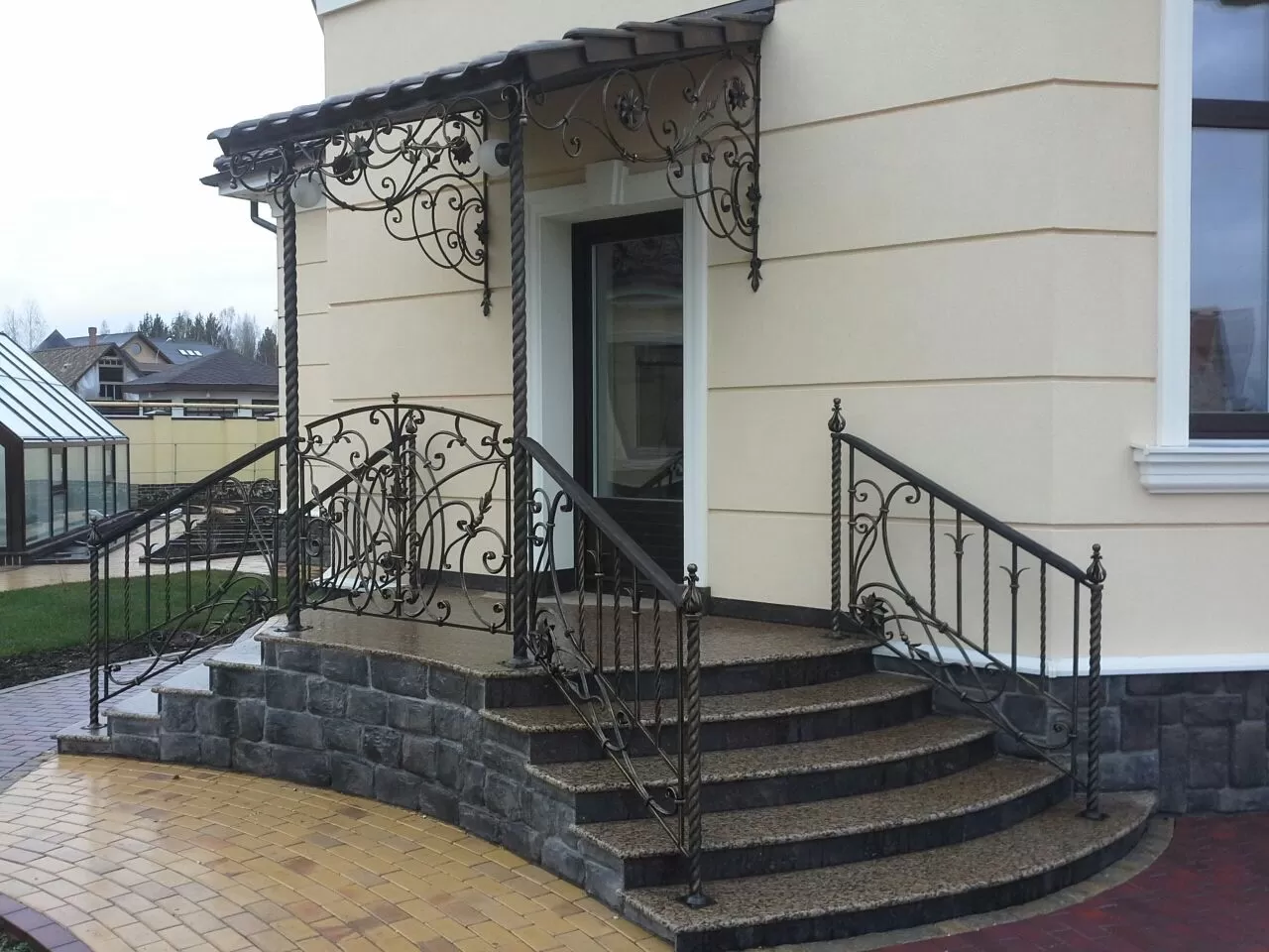 Ограждения входной группы из черного металла