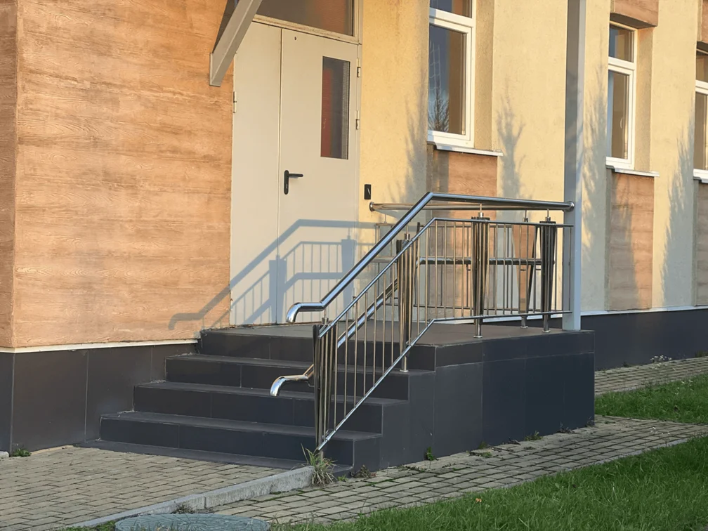 Ограждения входной группы из нержавеющей стали