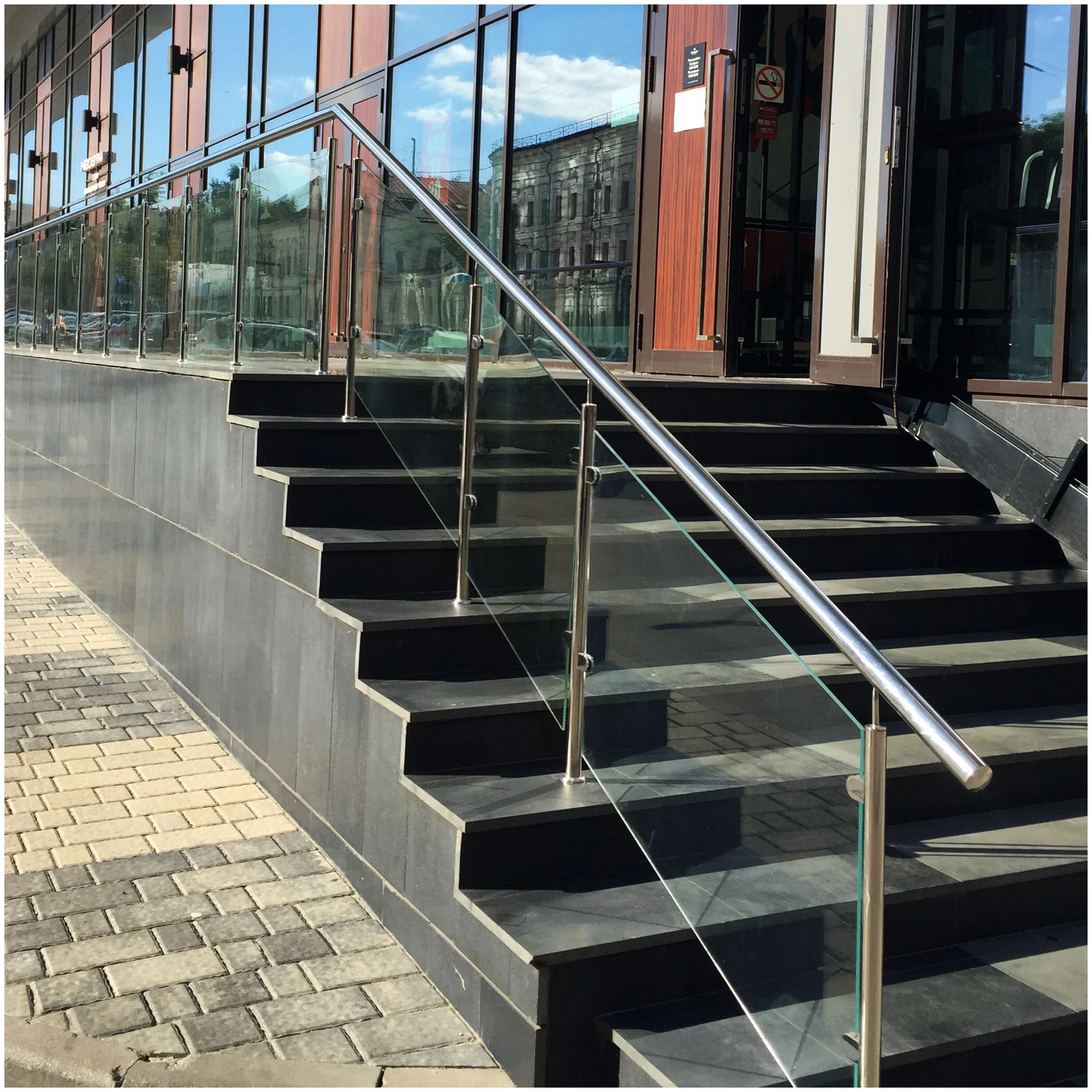 Ограждения входной группы из стекла