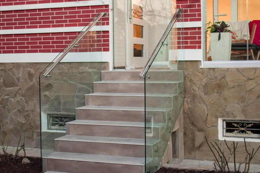 Ограждения входной группы из стекла